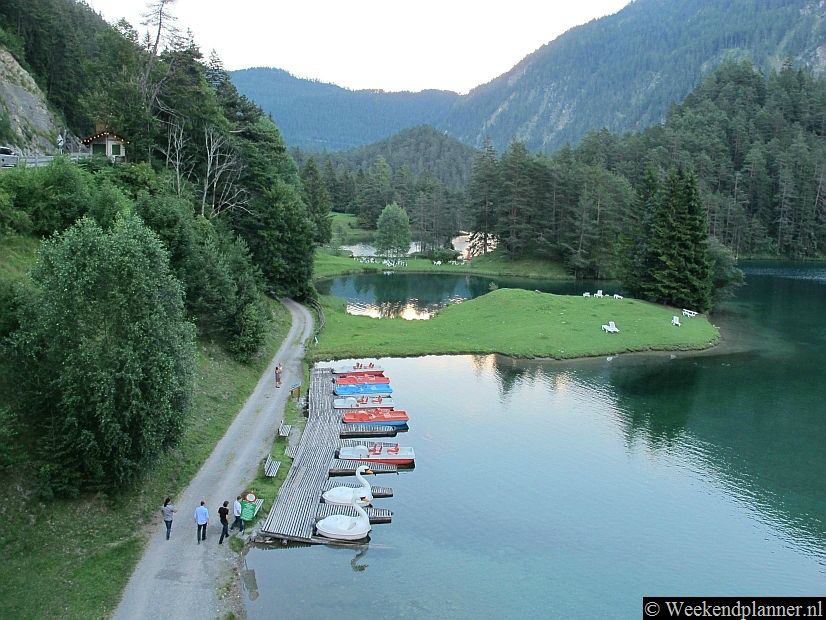 In het meer bij Nassereith kun je duiken als je in Hotel Schloss Fernsteinsee overnacht. Je moet echter wel een ervaren duiker zijn. In het meertje kun je ook een waterfiets of bootje huren. Foto's van een bezoek aan de Fernpass in Tirol.