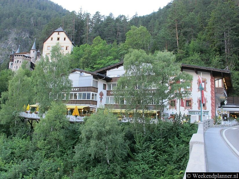 Het Hotel Schloss Fernsteinsee aan de Fernpass Strasse in Nassereith heeft kamers in het kasteel direct achter het hotel. Je kunt er gratis parkeren. Tip: Reserveer een kamer in dit hotel.
