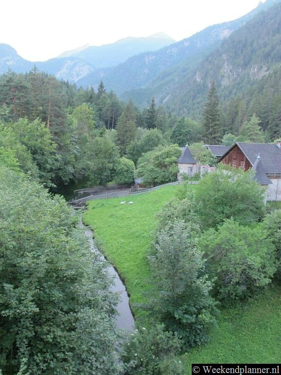 Nassereith ligt ongeveer 45 minuten rijden van Innsbruck en een paar kilometer van de Zugspitze Arena. In de zomer kun je er fietsen, duiken en hiken, in de winter kun je er skiën. Tips: Ga met de kabelbaan naar de top van de Zugspitze.