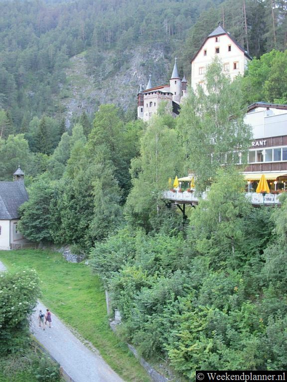 Het kasteel hoort bij het hotel en je kunt hier ook overnachten. Je kunt in het hotel ook fietsen huren. Tip: Reserveer een kamer in dit hotel.
