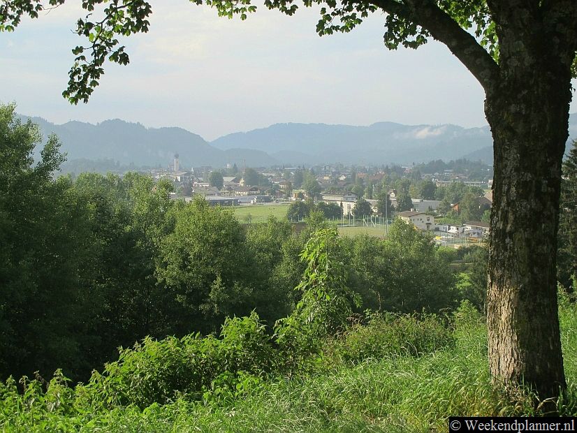 Uitzicht op de plaats Reutte bij de Duits-Oostenrijkse grens vanaf de Fernpass Strasse ( B179). De weg over de Fernpas loopt van de plaats Reutte naar Imst in de richting van Innsbruck en de Brenner Autobahn. Tips: De Brennerpasroute naar het zuiden..