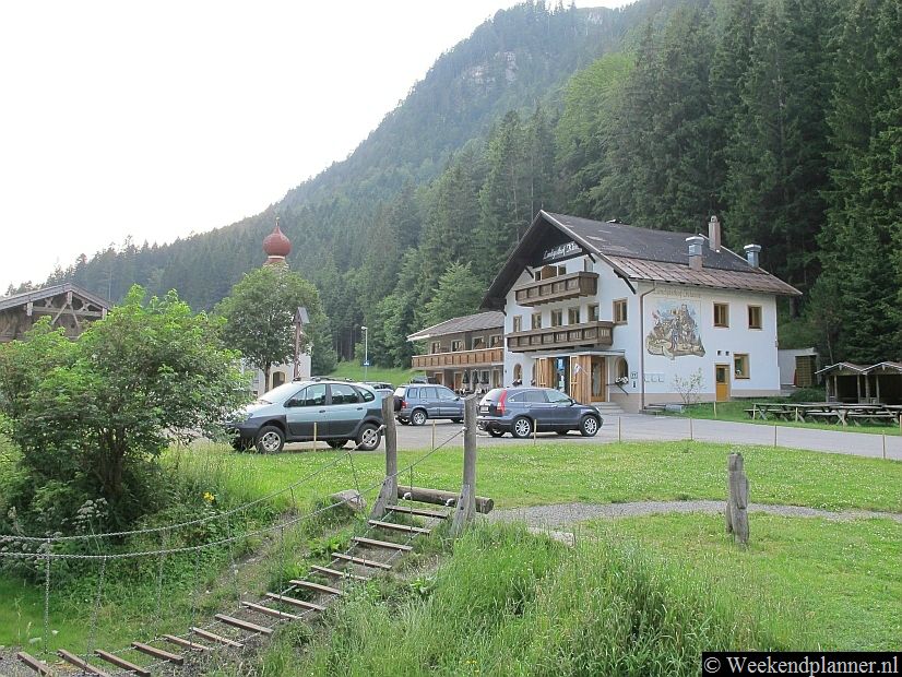 Het hotel Landgasthof Klause ligt aan de Fernpass Strasse ( B179) bij het plaatsje Ehrenberg. Het is een leuk hotel voor als je onderweg bent naar de Brennerpas. Tips: De hotels in de Fernpass, Tirol.