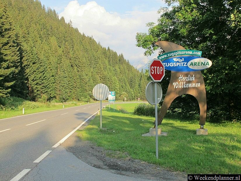 De Zugspitze Arena is in de winter een populair wintersportgebied met veel voorzieningen. Plaatsen als Ehrwald, Biberwier, Lermoos en Bichlbach liggen in de Zugspitze Arena. Tips: De  attracties van de Fernpass in Tirol.