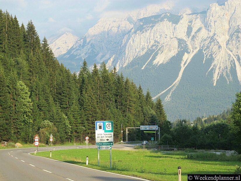 De weg over de Fernpas in de buurt van het plaatsje Ehrwald. Tips: De weg door de Fernpass in Tirol.