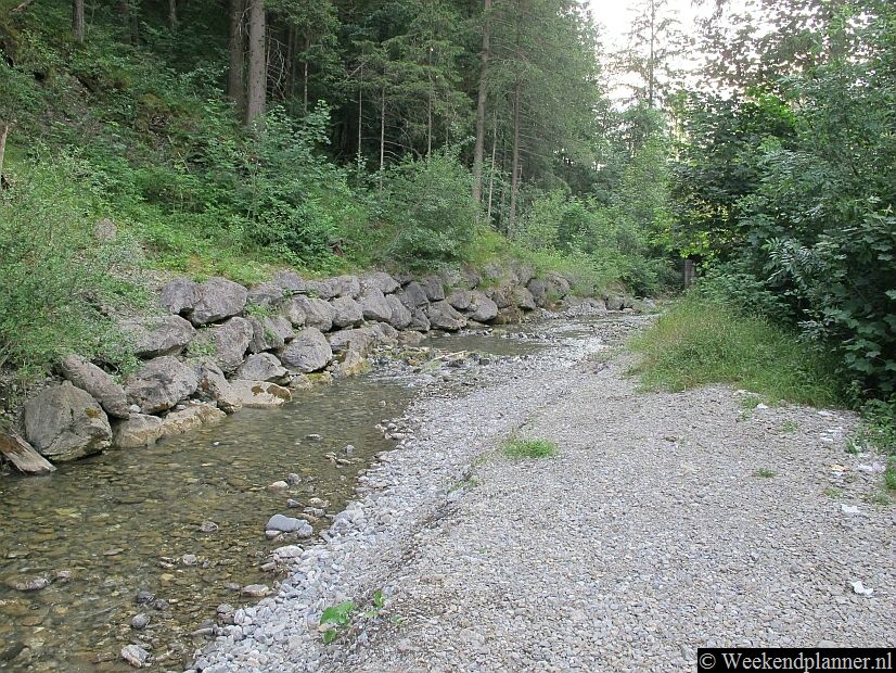 Één van de vele beekjes in de bossen van de Fernpass. Tips: De bergen van Tirol,  de Fernpass.