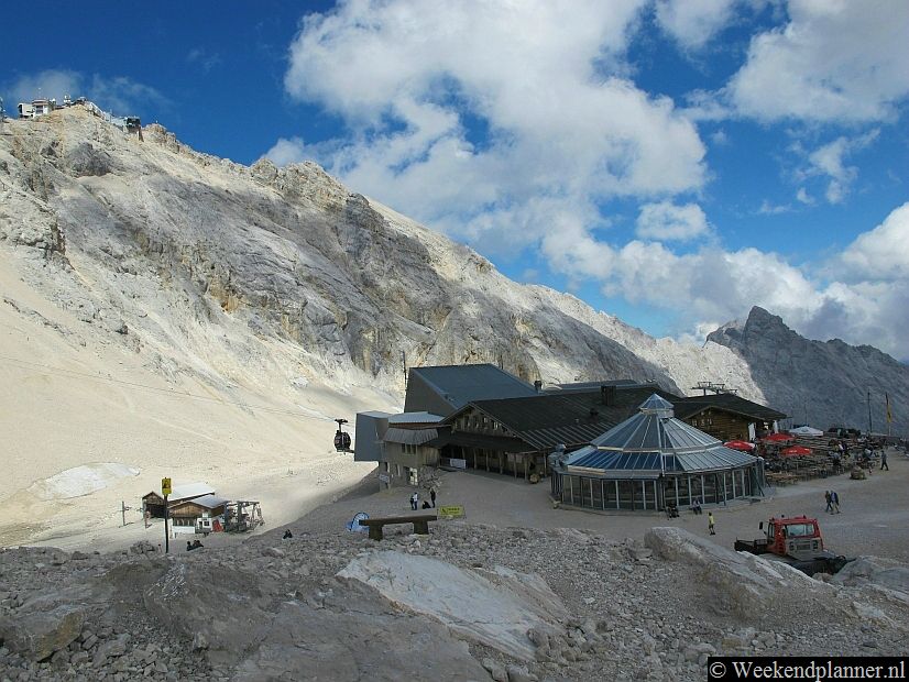 De bergtop Zugspitze (2962 meter) ligt op de grens van Oostenrijk en Duitsland. Vanuit het dorp Ehrwald in de Zugspitz Arena kun je met de Tiroler Zugspitzbahn, een kabelbaan, naar de bergtop. Tips: De bergtop Zugspitze ligt op de grens met Duitsland.