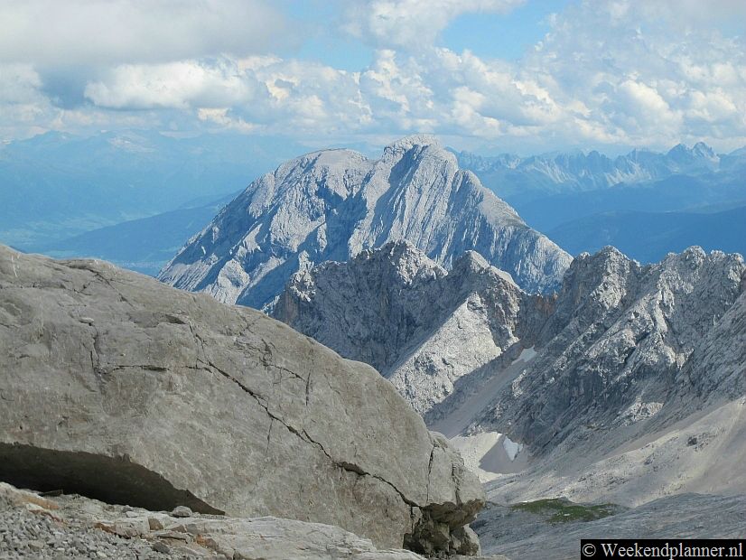 De Zugspitze ligt ongeveer zes kilometer van Ehrwald in Tirol en en elf kilometer van Garmisch-Partenkirchen in het Duitse Beieren. Tips: De attracties van de Fernpass in Tirol.