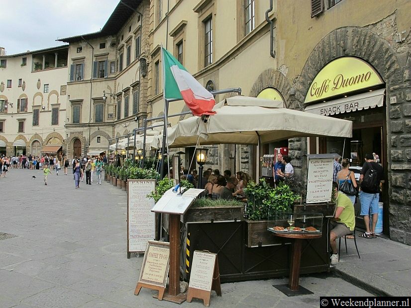 Aan weerszijden van de Piazza del Duomo zijn veel restaurants en cafés. Er is ook een museum waar de bronzen deuren van de doopkapel en de orginele beeldhouwwerken van de kathedraal te zien zijn. Tips: De attracties van Florence.