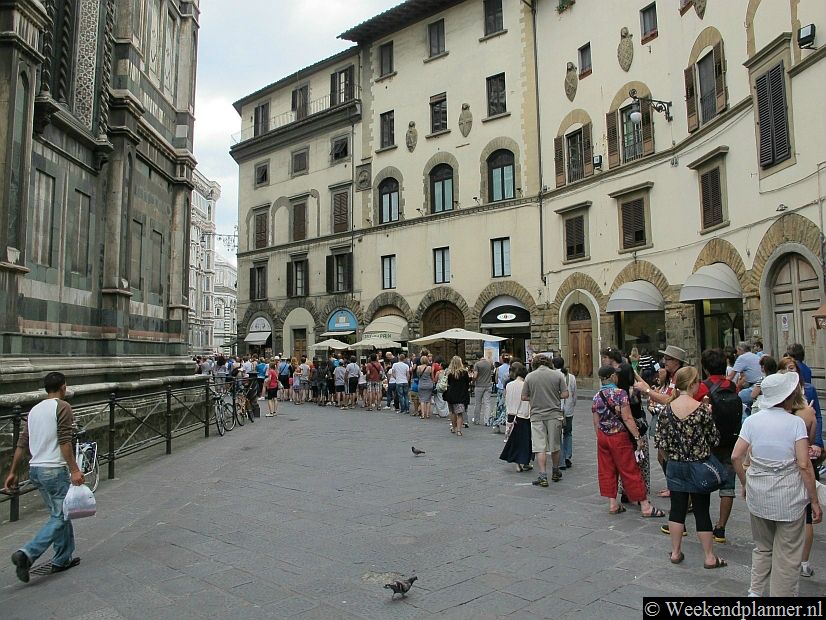 Om de koepel te bezoeken moet je naar een aparte ingang. Hier kun je een kaartje kopen. De ingang is niet te missen, er staat in de zomer altijd een lange rij voor.  Voor groepen is een aparte ingang en je kunt dan vaak de rij overslaan. Tip: Sla de rij over met een rondleiding.