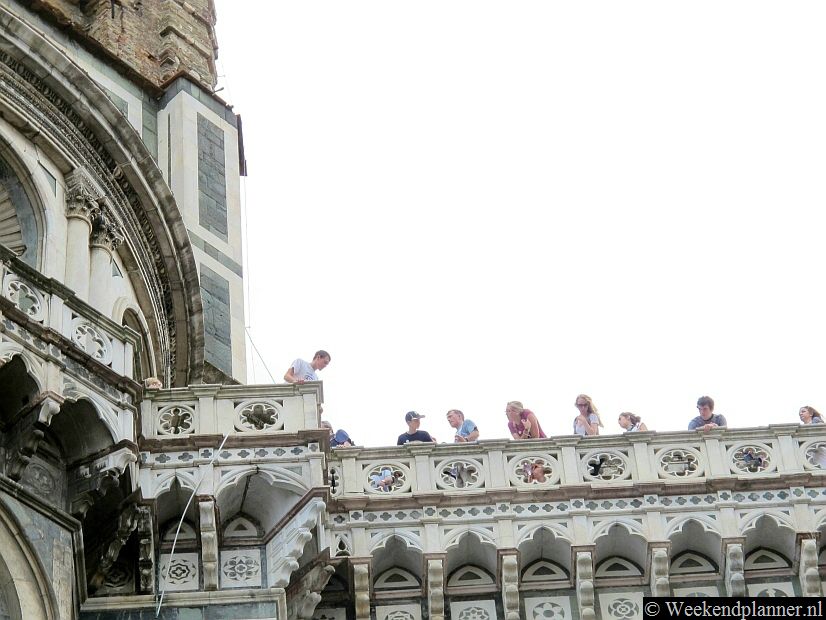 Om de koepel te bezoeken moet je wel een kaartje kopen. Je komt dan in een ander deel van de Duomo dan wanneer je de kerk binnengaat. Tips: Het beroemde plein  Piazza della Signoria ligt vlakbij.
