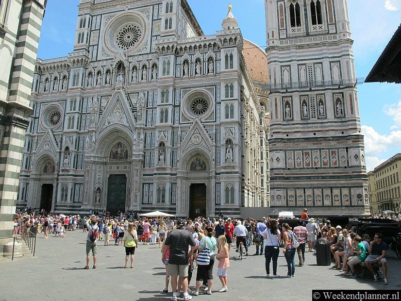 De Duomo is een belangrijke bezienswaardigheid in het historische centrum van Florence. Op de Piazza del Duomo kan het overdag erg druk zijn.  Veel winkelstraten komen op het plein uit. Tip: De hotels in de buurt van dit plein.