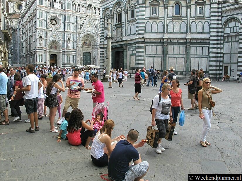 Op het plein zijn veel restaurants maar je kunt hier natuurlijk ook een pizzapunt eten. Pas wel op want sinds een paar jaar is in veel Italiaanse steden het eten van snacks rond bezienswaardigheden op straat verboden. Tips: Shoppen in Florence.