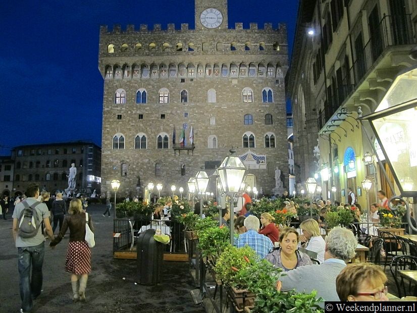 In de avond is Piazza della Signoria een plaats waar je in de zomer op een terrasje of restaurant sfeervol kunt dineren. In de avond is het overigens veel minder druk op het plein dan overdag. Tips: De beroemde musea van Florence.