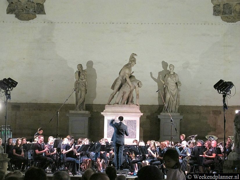 In de zomer zijn er regelmatig concerten tussen de beelden van de Loggia dei Lanzi. Op de foto zie je een optreden van een Belgisch orkest.