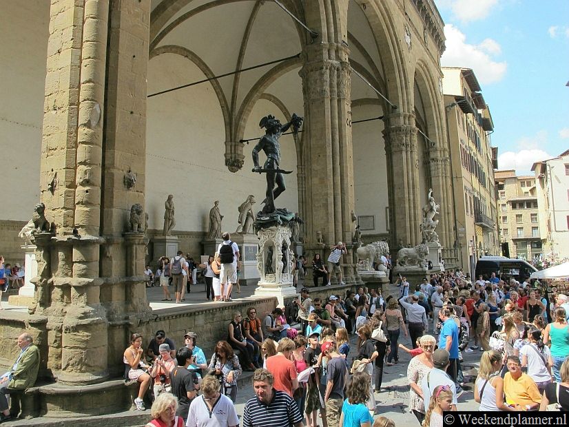 De Loggia dei Lanzi werd in de 14de eeuw gebouwd. Er staan beelden van Giambologna en Cellini. Je kunt de beelden van alle kanten bekijken en de toegang is gratis.