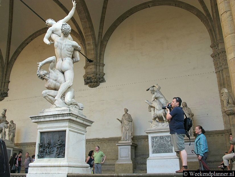 Dit is de het beeld van de Sabijnse maagdenroof (Giambologna, 1583). Het beeldhouwwerk is uit één stuk marmer gehouwen.