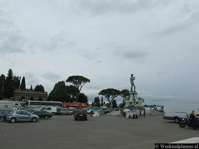 Je bereikt de Piazzale Michelangelo met de auto, stadsbus of hop-on hop-off bus. Je kunt natuurlijk ook gaan lopen. Foto's van het beroemde plein  Piazza del Duomo.