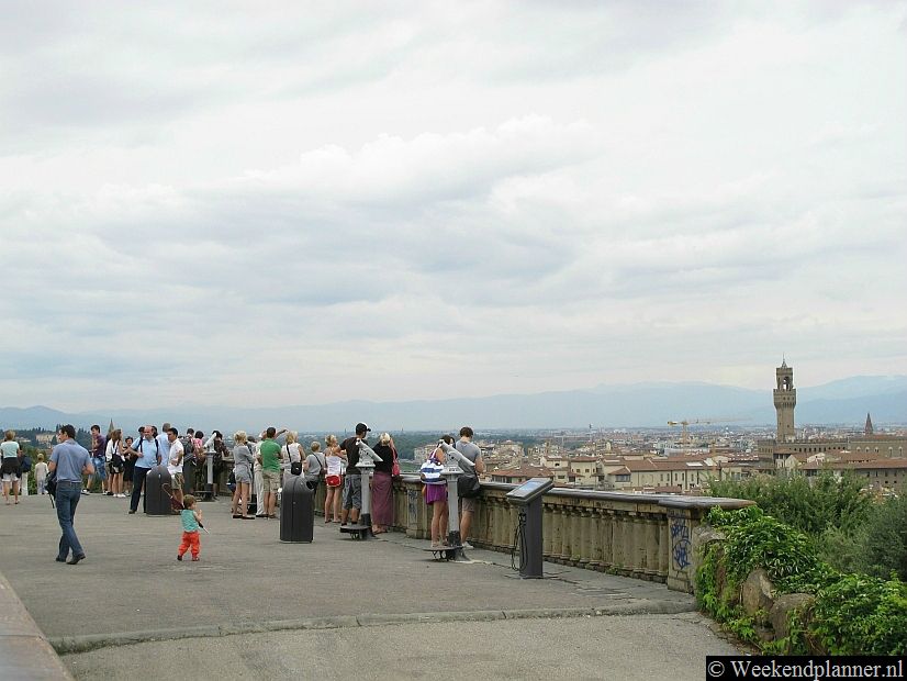 Piazzale Michelangelo is een groot plein op een heuvel bij Florence. Vanaf het plein heb je gratis een prachtig uitzicht over Florence en zijn omgeving. Tips: De attracties van Florence.