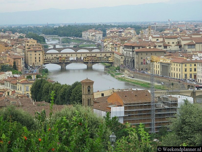 Vanaf Piazzale Michelangelo zie je onder andere de rivier de Arno door de stad stromen. Op de achtergrond ligt de middeleeuwse brug Ponte Vecchio. Foto's van een bezoek aan de brug Ponte Vecchio.