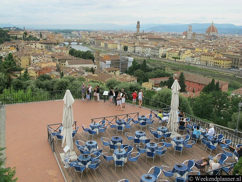 Je kunt op het plein ook een trap afdalen naar dit uitkijkplatform. Hier zijn meestal weinig toeristen en het platform is een stuk mooier dan het lelijke Piazzale Michelangelo. Tips: Hier kun je voordelig eten in  Florence.