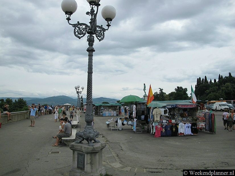 Dit is het lelijke Piazzale Michelangelo. Zo mooi als het uitzicht is, zo lelijk is het plein. Eigenlijk is het meer een grote parkeerplaats. Tips: De attracties van Florence.