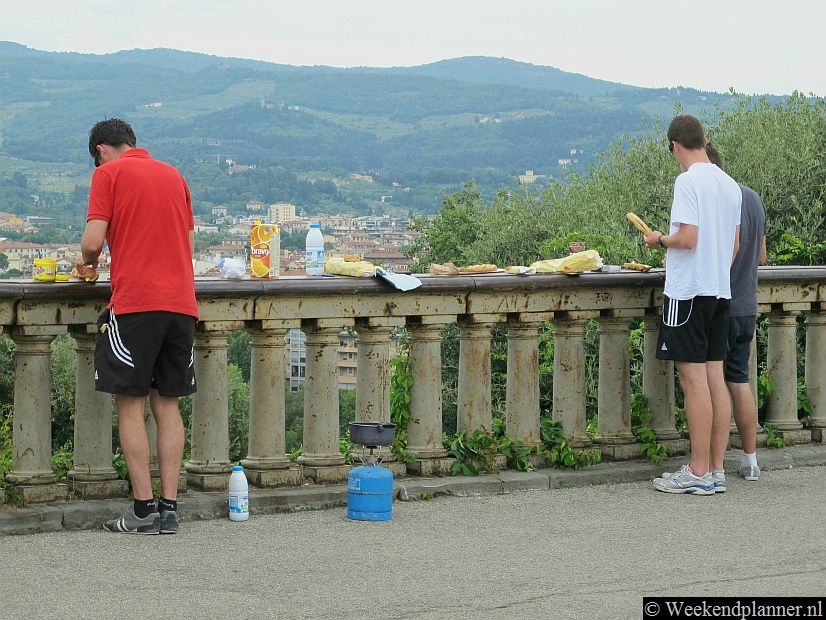 Maar als je met de rug naar het plein staat zie je niet hoe lelijk het is. Piazzale Michelangelo is overigens een prachtige plaats voor een lunch of ontbijt. Als je zelf je eten meeneemt hoef je niet op een terras te zitten. Tip: Picknicken in Florence.