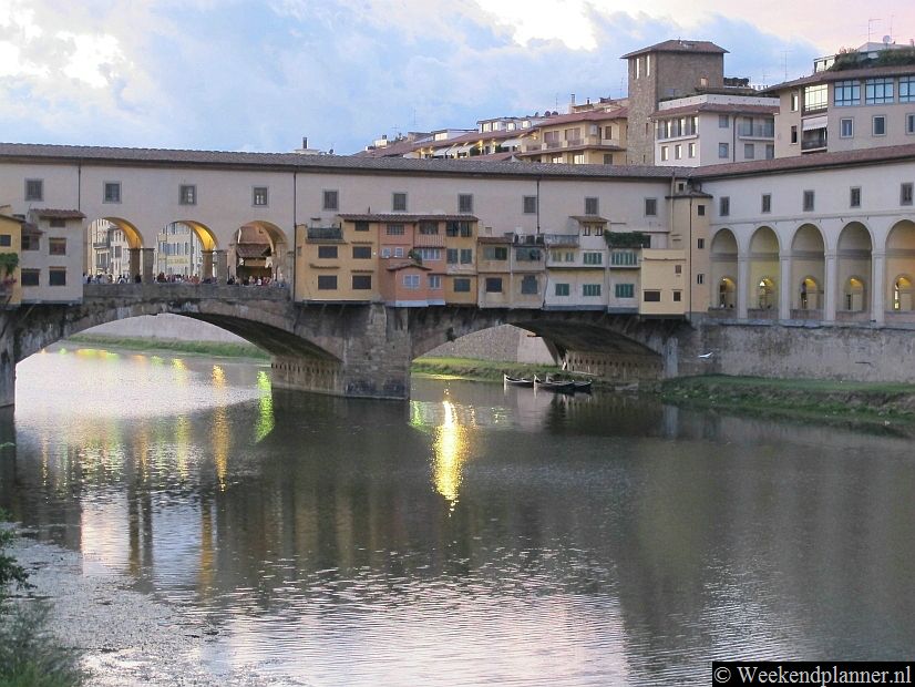 De beroemde 14de-eeuwse brug Ponte Vecchio ligt in het historische centrum van Florence. Tips: Deze bezienswaardigheden in Florence moet je niet missen.