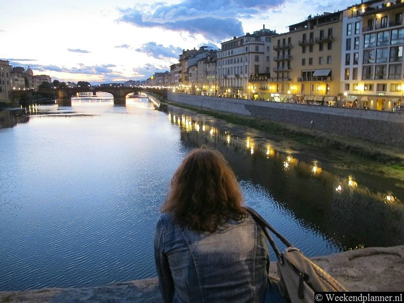 Vanaf de brug heb je een prachtig uitzicht op de historische binnenstad van Florence. Foto's van een bezoek  aan Florence.