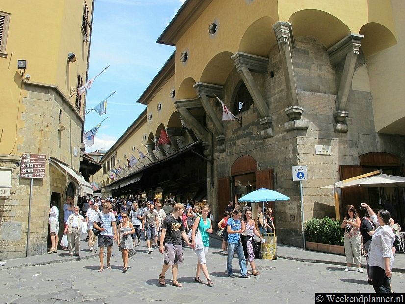 In de 16de eeuw liet de machtige bestuurder Cosimo I de Medici boven de winkels op de brug een doorgang voor zichzelf naar zijn huis te bouwen. De bewoners van de toren naast de brug konden hun huis te behouden maar de doorgang werd rond hun huis gebouwd. Tips: Bezoek de musea, paleizen en de doorgang.
