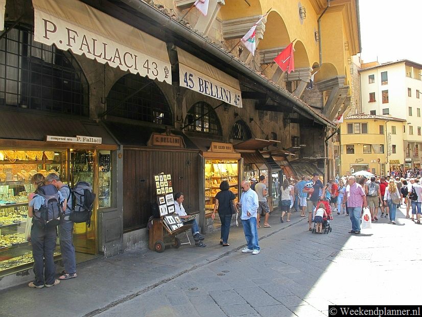 Oorspronkelijk werkten er op de brug vooral leerlooiers die hun stinkende afval in de rivier gooiden. De familie De Medici vond dat onaangenaam en zorgde ervoor dat edelsmeden de plaats innamen van de leerlooiers. Tips: Er zijn leuke markten in Florence met leerproducten en sieraden.