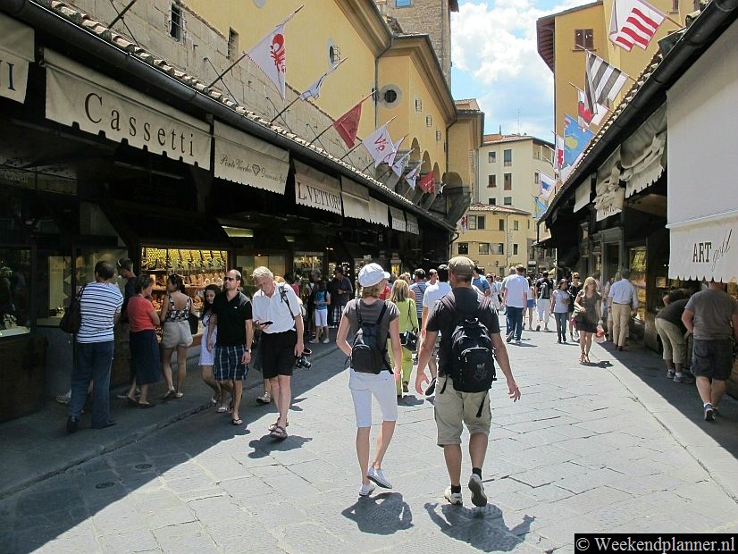Tegenwoordig zijn de winkeltjes op de brug nog steeds in handen van juweliers. Tips: Shoppen in Florence.