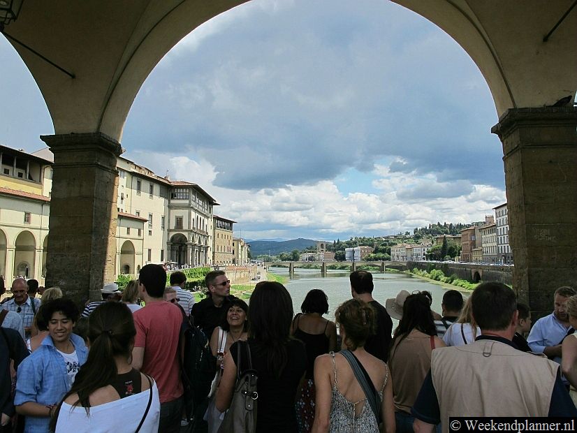 Overdag is het op de Ponte Vecchio erg druk als de bussen met toeristen naar de stad komen. Tegen de avond is het er veel rustiger.  Tips: Bezoek de beroemde brug Ponte Vecchio.