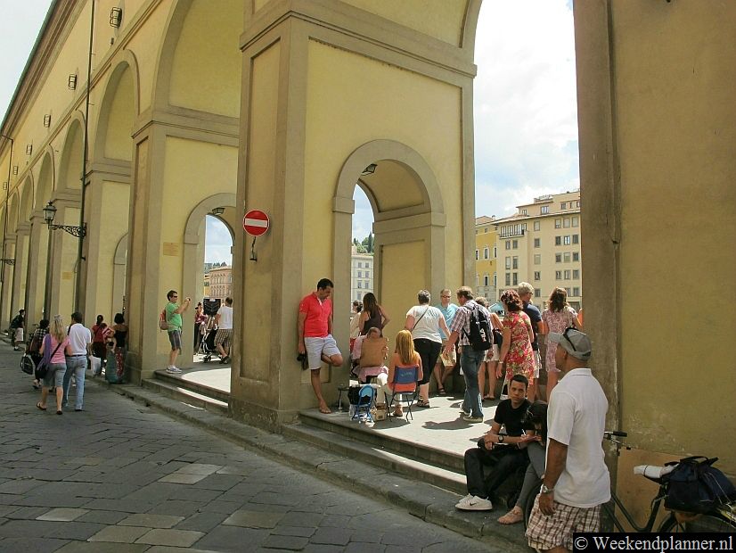 Naast de brug heb je een prachtig uitzicht op de brug en de rivier. Ongeveer 100 meter hiervandaan is het beroemde Uffizi Museum en het stadspaleis Palazzo Vecchio aan het plein Piazza della Signoria. Tips: Foto's van een bezoek aan het plein Piazza della Signoria.