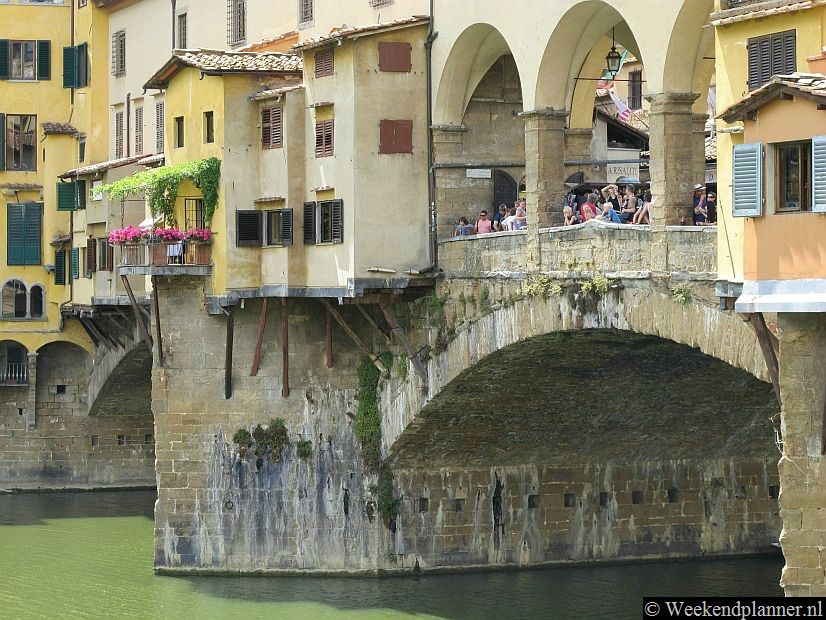 De brug is één van de bekendste attracties van Florence.  Sommige winkeltjes op de brug zijn boven het water gebouwd. Tips: Bezoek de beroemde brug Ponte Vecchio.