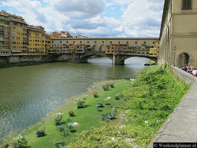 De brug is de kortste weg tussen de Piazza della Signoria en het museum Palazzo Pitti op de andere over van de rivier Arno. Bijzonder zijn de winkeltjes op de brug. Boven de winkeltjes loopt een "geheime" doorgang. De ramen zijn op de foto te zien. Tips: Bezoek de beroemde brug Ponte Vecchio.