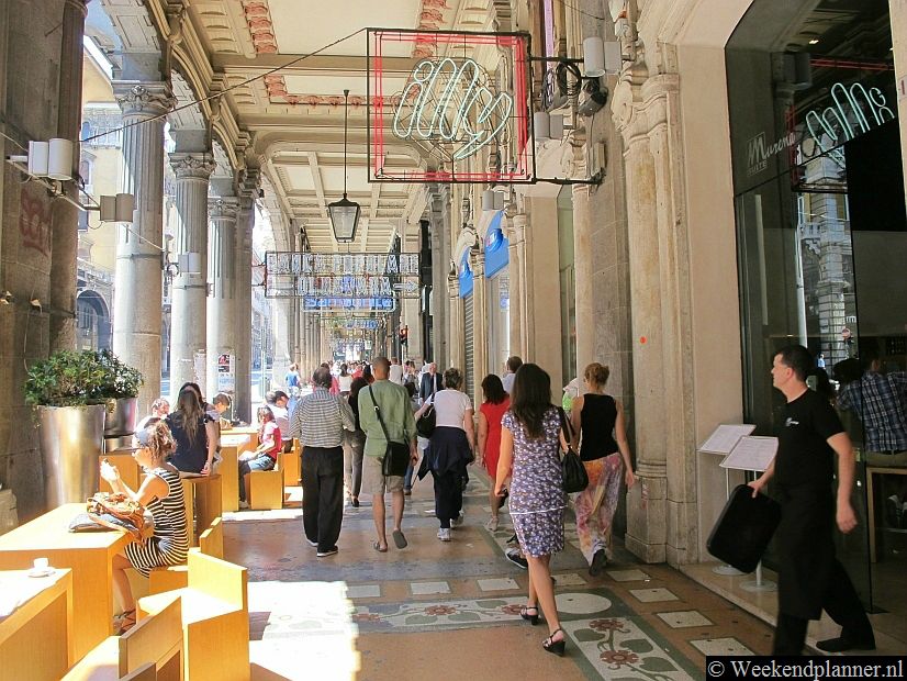 De Via XX September is een lange winkelstraat die van de Piazza Ferrari richting station Brignole loopt. Aan beide zijden van de Via XX September kun je overdekt winkelen dankzij de zuilengalerijen.Tips: Deze bezienswaardigheden in Genua moet je niet missen.