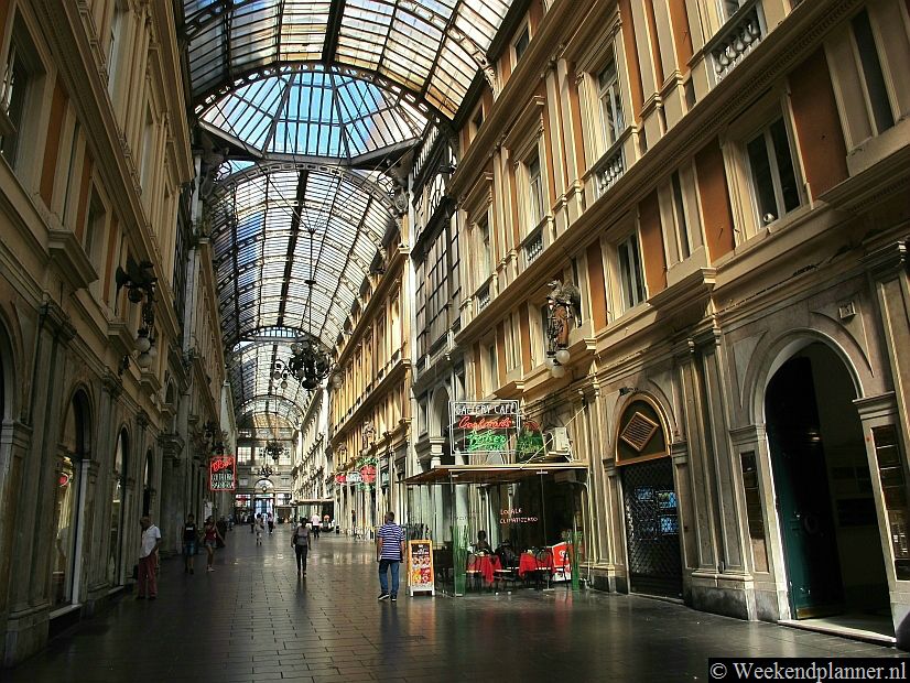 Deze 19de-eeuwse winkelgalerij ligt bij het plein Piazza Ferrari. Als je sjieke winkels als die van Prada en Louis Vuitton zoekt dan vind je die in de Via Roma, de winkelstraat naast deze winkelgalerij.Tips: Een paar dagen in Genua.
