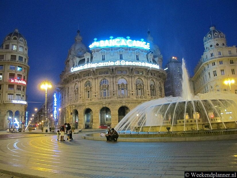Dit is het plein Piazza Ferrari in het hart van de stad. Vanaf dit plein zijn veel bezienswaardigheden en attracties van Genua gemakkelijk te bereiken. Tips: Een weekend in Genua.