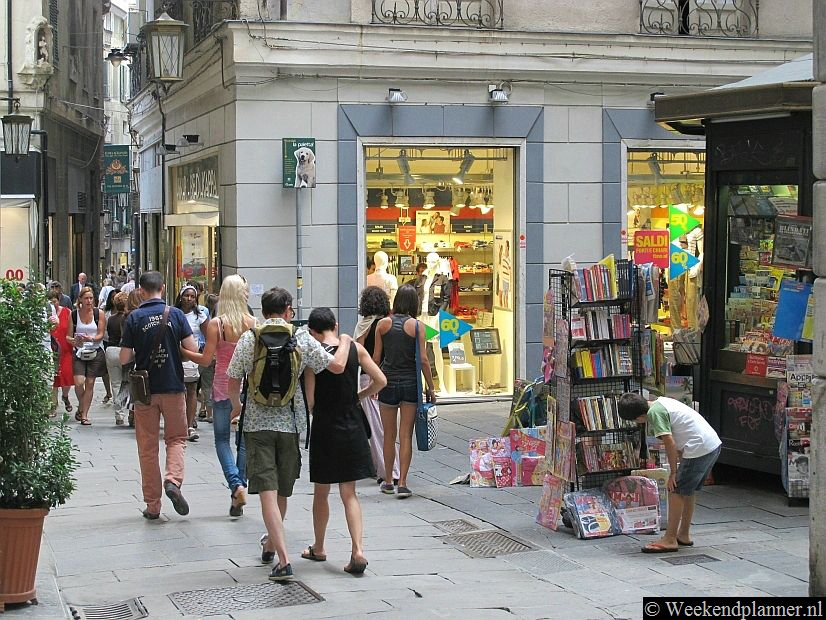 De straatjes tussen Piazza Ferrari en Porto Antico zijn smal maar het absoluut veilig om hier overdag of in de avond te lopen. Pas op je spullen in de zijstraatjes van de Via Lomellini, meer in de richting van het centraal station. Dit is de Red Light Destrict van Genua.Tips: Een paar dagen in Genua.