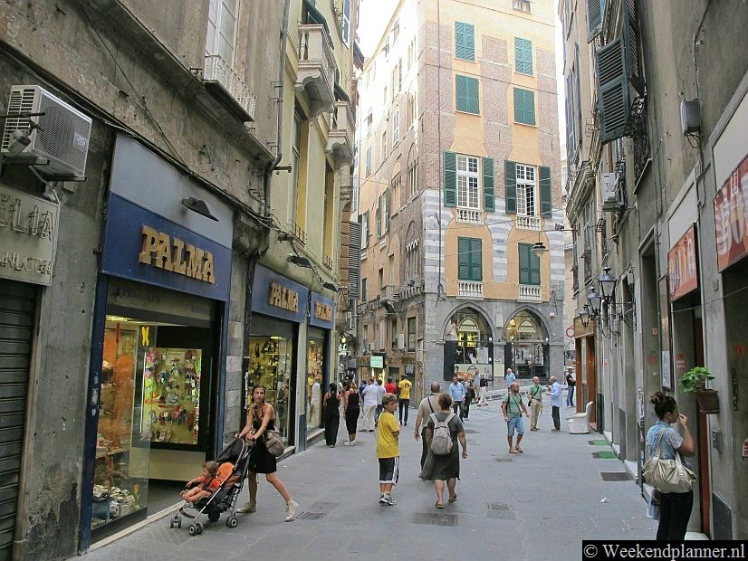 Tussen Piazza Ferrari en Porto Antico, de oude haven, loopt een netwerk aan kleinen straatjes met nog smallere zijstraatjes. Hier zijn veel leuke winkels en restaurants. Foto's van een bezoek aan de middeleeuwse binnenstad.