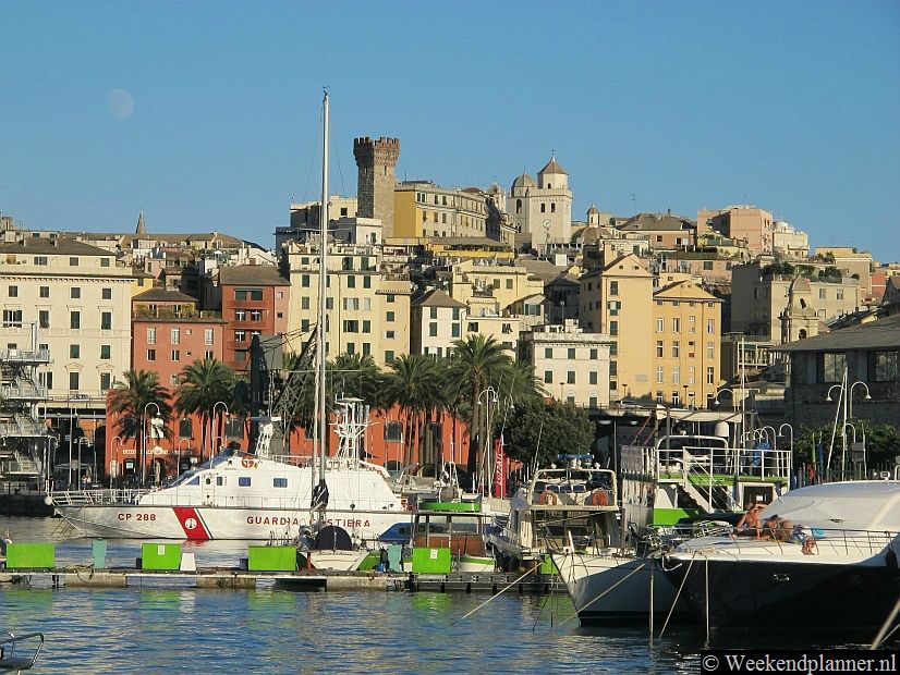 De stad Genua is een stad met een groot historisch centrum. Bij de Porto Antico, de oude haven, ligt het oudste gedeelte bij een heuvel op. Het 16de- en 17de-eeuwse gedeelte van Genua wordt de Nieuwe Stad, Le Strade Nuove, genoemd en staat niet op deze foto. Foto's van een bezoek aan de oude haven.