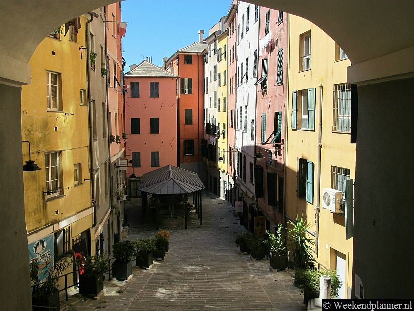Genua is langs de kust gebouwd en is dus langer dan breed. Vanaf het centraal station,  Stazione Principe,  loop je door de straat Via Balbi naar de oude binnenstad. Op de foto zie je één van de mooie zijstraten van Via Balbi.  Foto's van  de attracties van Genua.