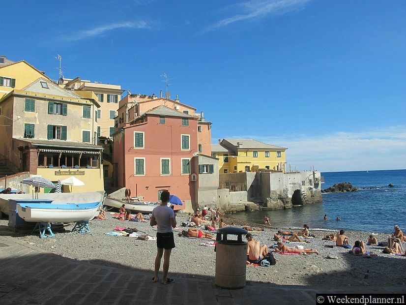 Als je wilt kun  je in een uur van het centrum van Genua langs de kust naar Boccadasse lopen. Met de bus neem je lijn 31 of lijn 42 .Tips: Deze attracties van Genua moet u niet missen.