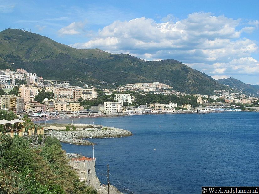 De kust tussen Boccadasse en Genova-Nervi is prachtig met zijn rotsen en hoge golven. De hele kust die je hier op de foto ziet maakt nog steeds deel uit van Genua.Tip: Bezoek de woeste kust van Nervi.