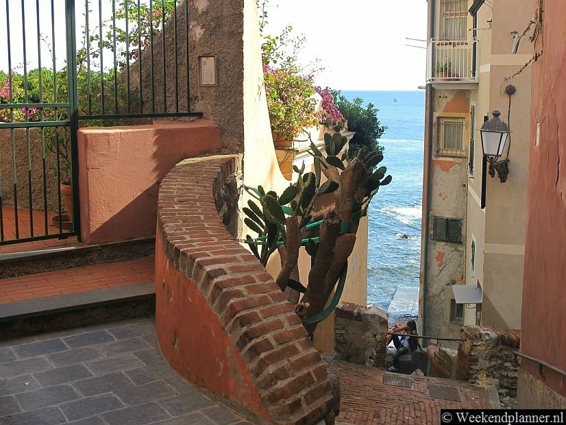 Het oude gedeelte van Boccadasse ligt op een rots.  In de zomer kan het in de smalle straatjes erg druk zijn.Tip: Bezoek het vissersdorp Boccadasse in Genua.