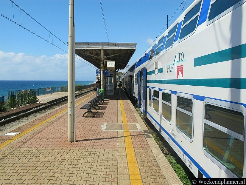 Het station van Nervi ligt vlakbij Hotel-Restaurant Marinella en vanuit het centrum van Genua kun je in een paar minuten naar de promenade van Nervi reizen.Tip: Met de trein reis je in een paar minuten van Genua naar Genova-Nervi.