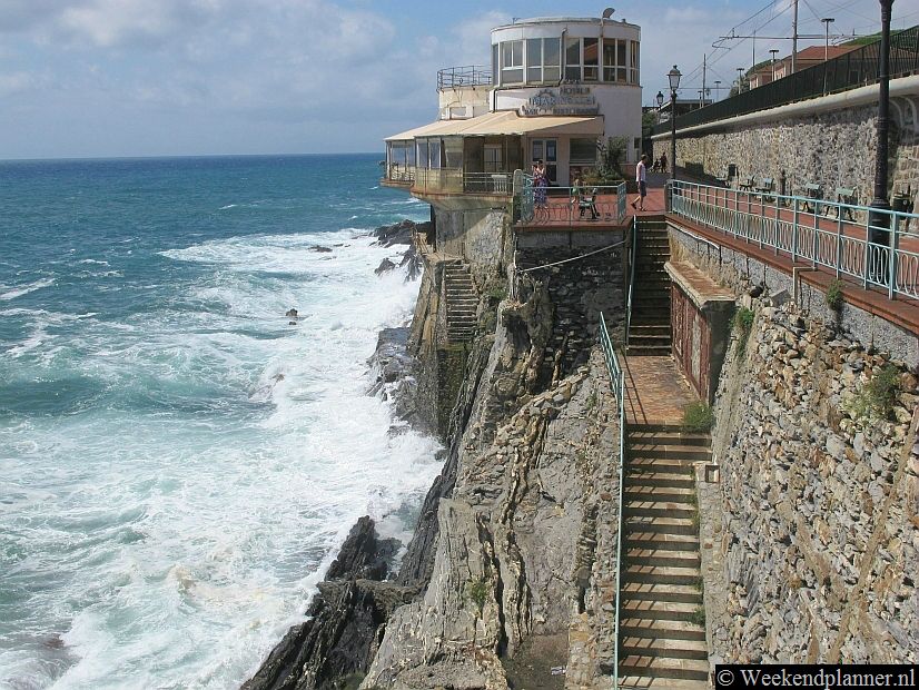 Dit hotel restaurant stond aan de promenade op de klippen. Vanaf het terras heb je hier een mooi uitzicht op de kust en de woeste golven.  Het door een storm verwoeste hotel wordt herbouwd. Tip: De hotels en villa's in Genova-Nervi.