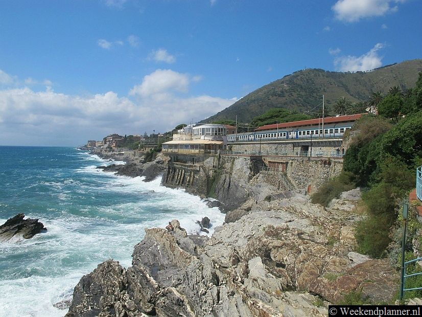 Langs de kust loopt een promenade, “Passeggiata Anita Garibaldi”,  waar je een prachtig uitzicht vanaf de klippen over de Middellandse Zee hebt.Tip: Bezoek de kust van Genova-Nervi.