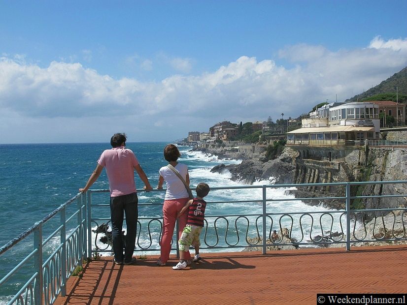 Genua is een stad dat zich vooral langs de kust heeft uitgebreid. Nervi was vroeger een vissersdorp maar tegenwoordig maakt het dorp ook deel uit van Genua. Nervi ligt op een prachtige rotsachtige kust met vaak hoge golven. Tip: Bezoek de kust van Genova-Nervi.