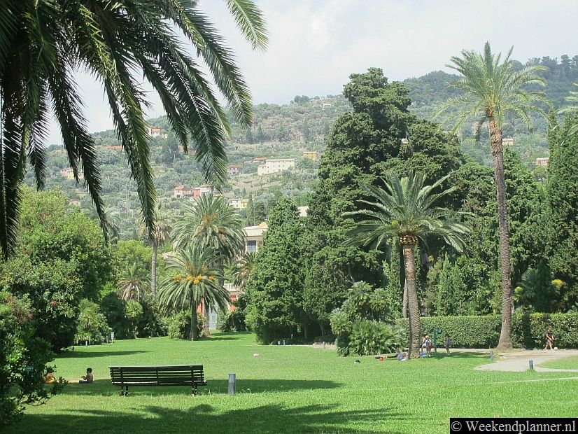 Parchi di Nervi is een prachtig park met veel palmbomen aan de promenade van Nervi. Rond het park zijn een paar hotels en restaurants. Het park ligt vlakbij het treinstation van Nervi en is dus vanuit het centrum van Genua gemakkelijk bereikbaar.Tip: De hotels en villa's van Genova-Nervi.